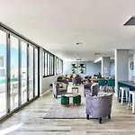 Modern 2-Bed Apartment With Parking