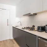 Modern 2-Bed Apartment With Parking