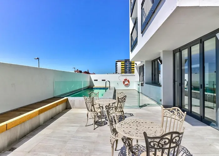Modern 2-Bed Apartment With Parking