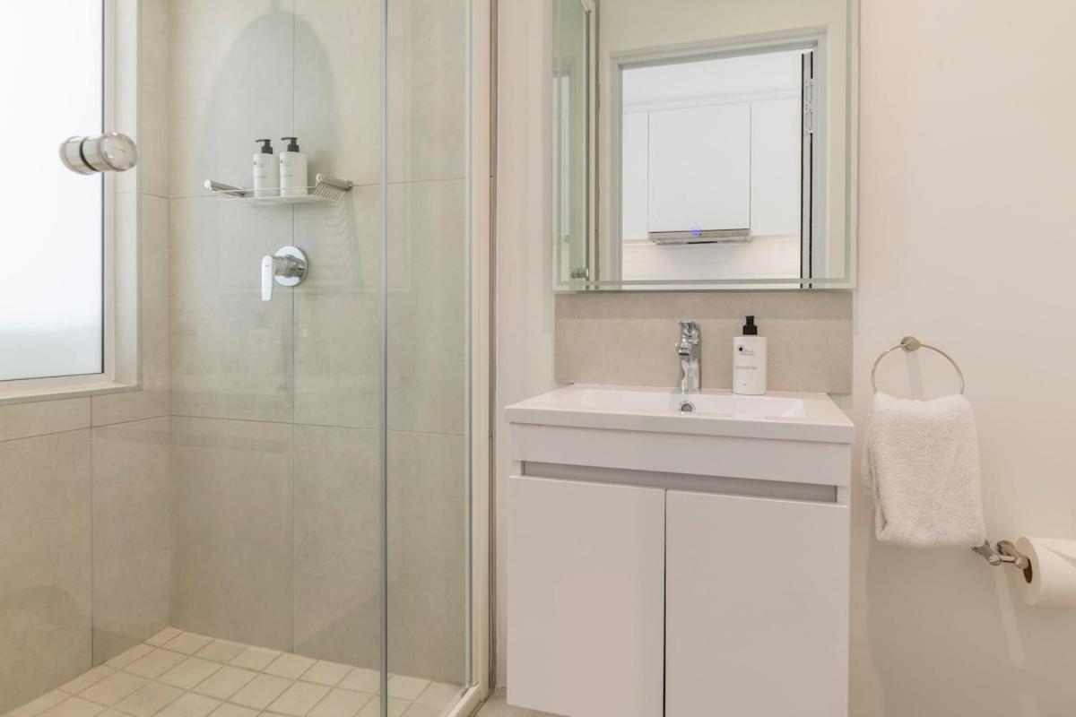 Modern 2-bed With Parking Apartment *